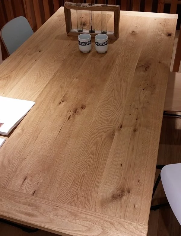 某日本品牌的橡木餐桌